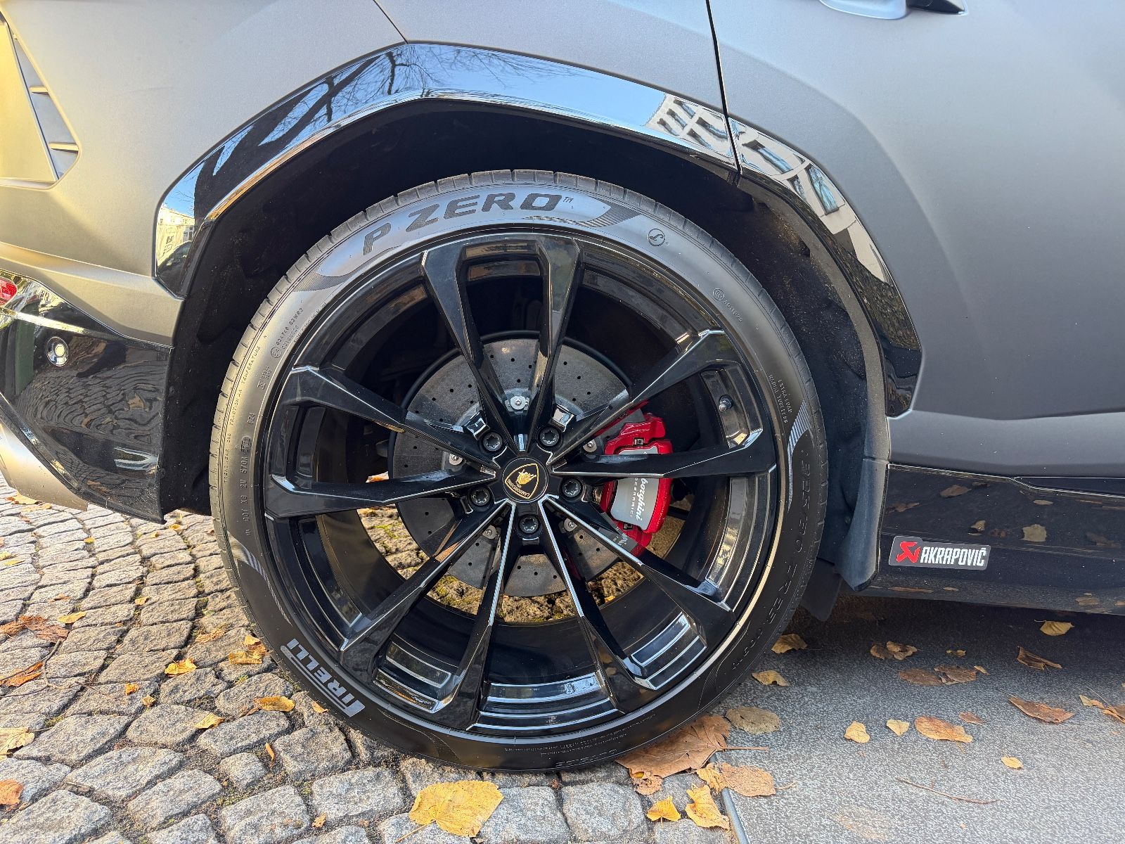 Fahrzeugabbildung Lamborghini Urus 4.0 AKRAPOVIČ*CARBON*PANO*HEADUP*B&O*MEMO*