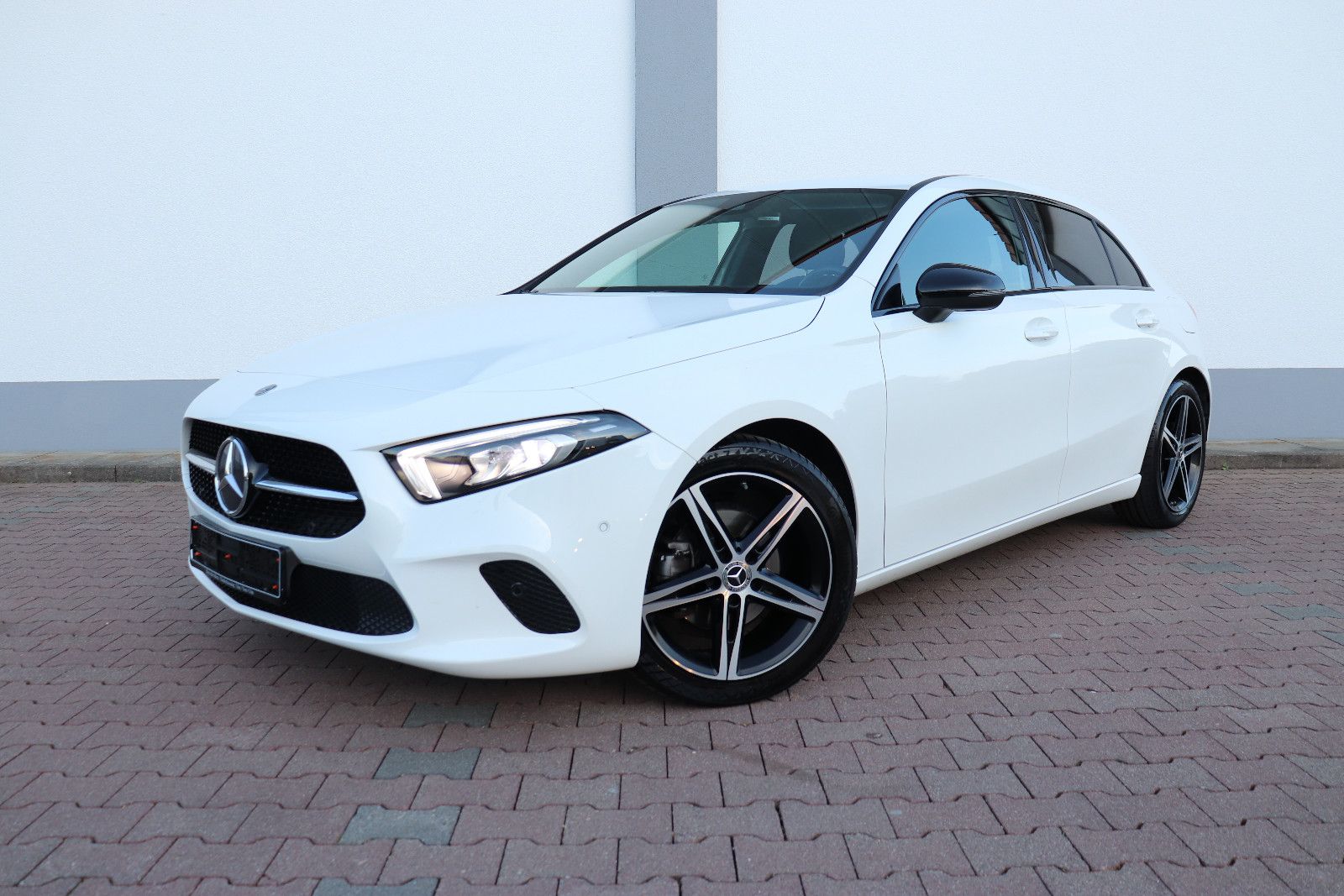 MERCEDES-BENZ A180 7G.AUT.PROGRESSIVE*VOLL-LED*MBUX-NAVI*KAMER