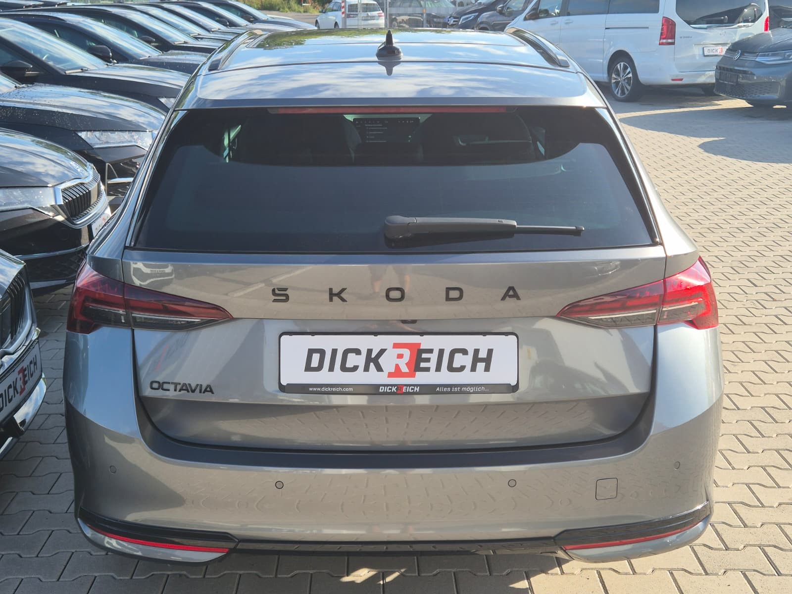 Fahrzeugabbildung SKODA Octavia 1.5 DSG Sportline PANO*MATRIX*AHK*5J.GAR