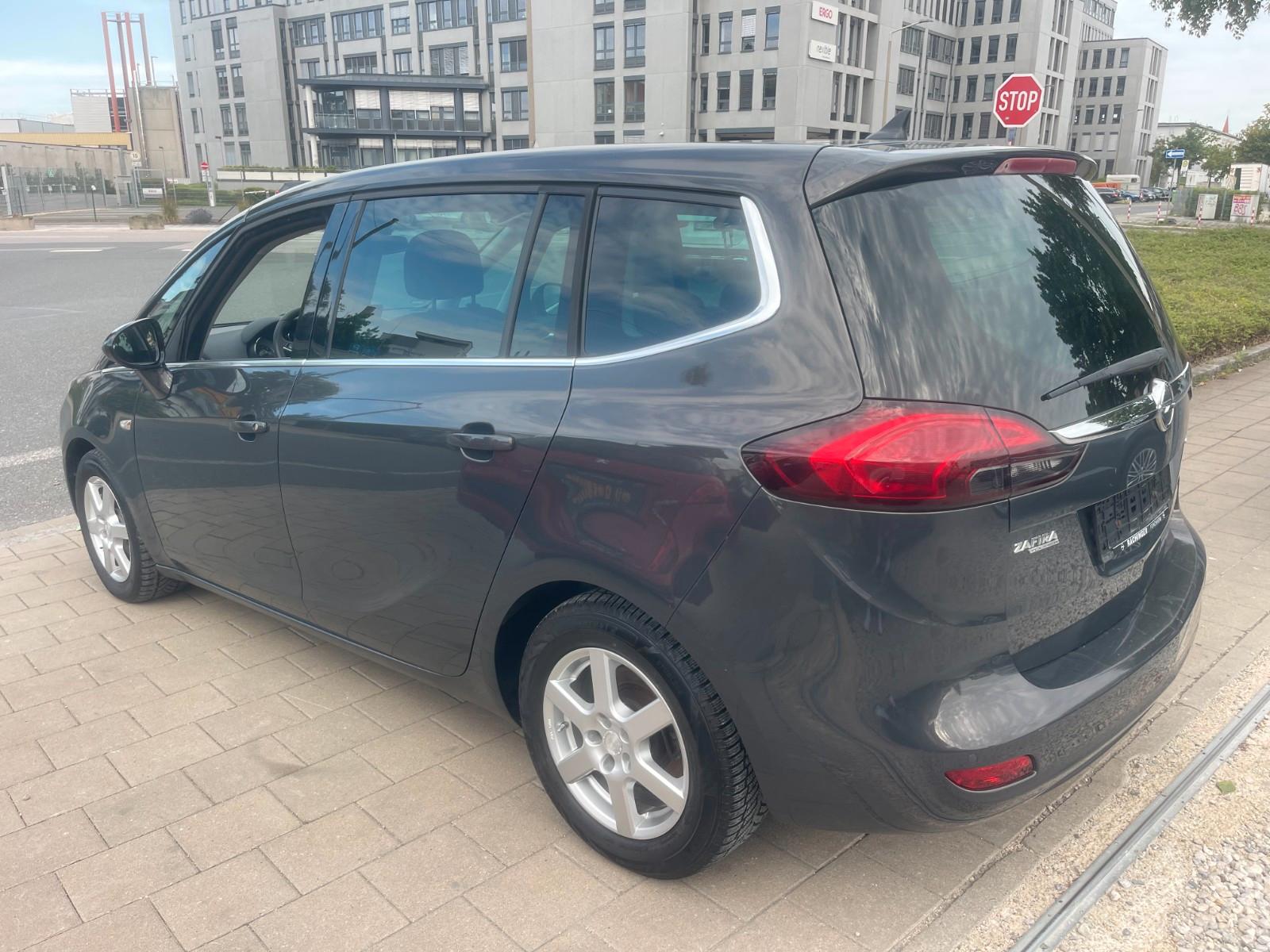 Opel Zafira 2015 — фото 9