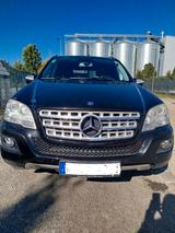Mercedes-Benz 350 - schwarze Mercedes-Benz 350