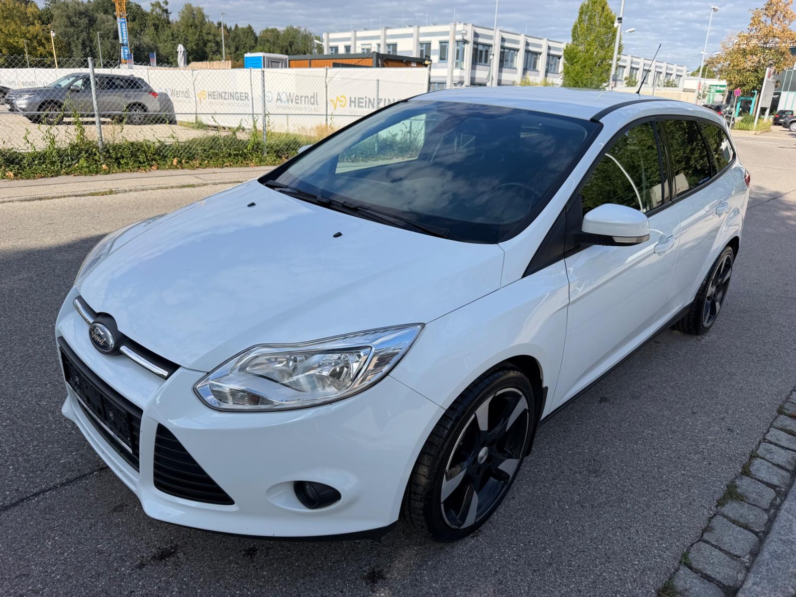 Ford Focus 2012 — interior