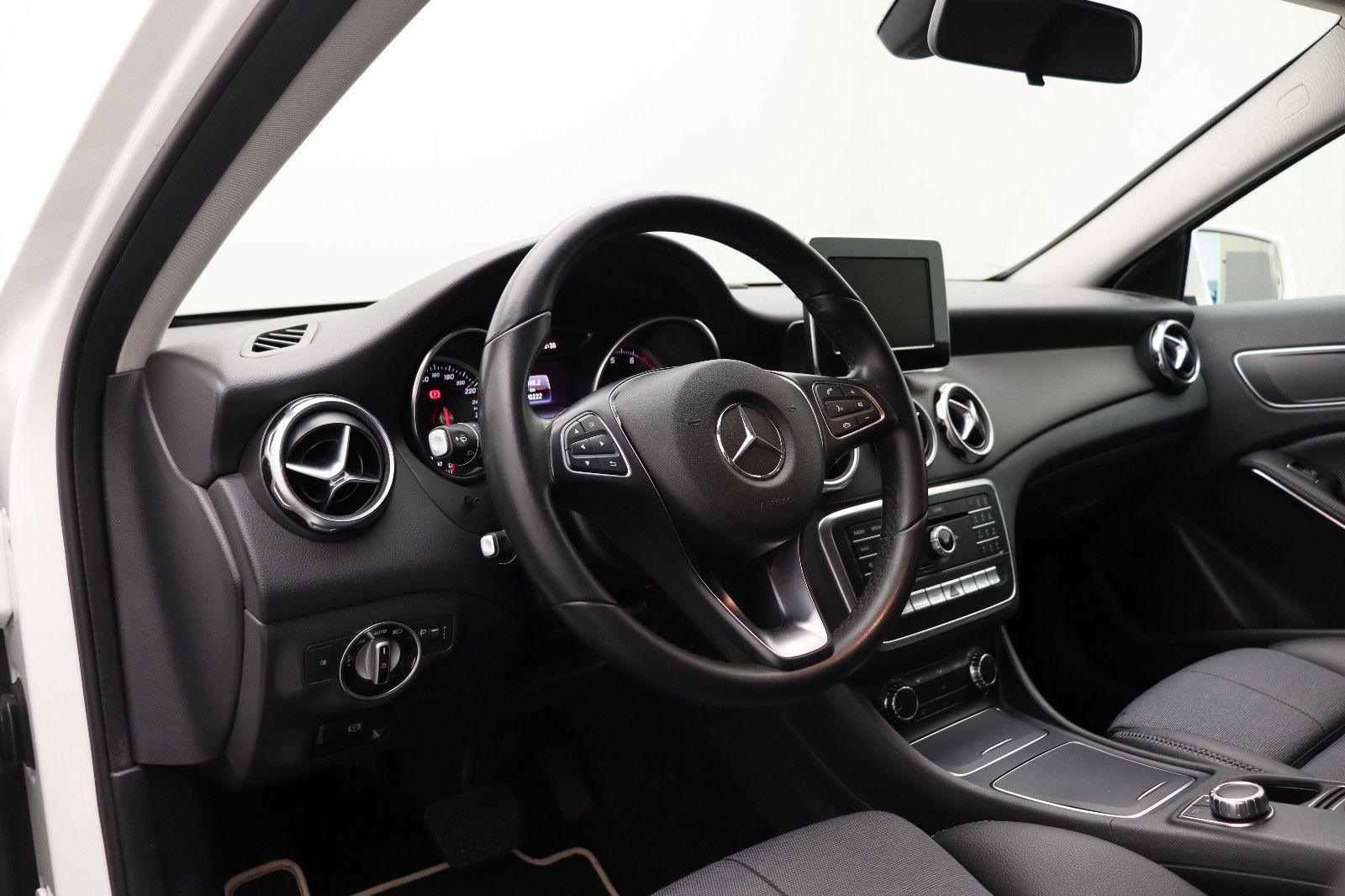 Fahrzeugabbildung Mercedes-Benz GLA 180 Automatik AHK Navi