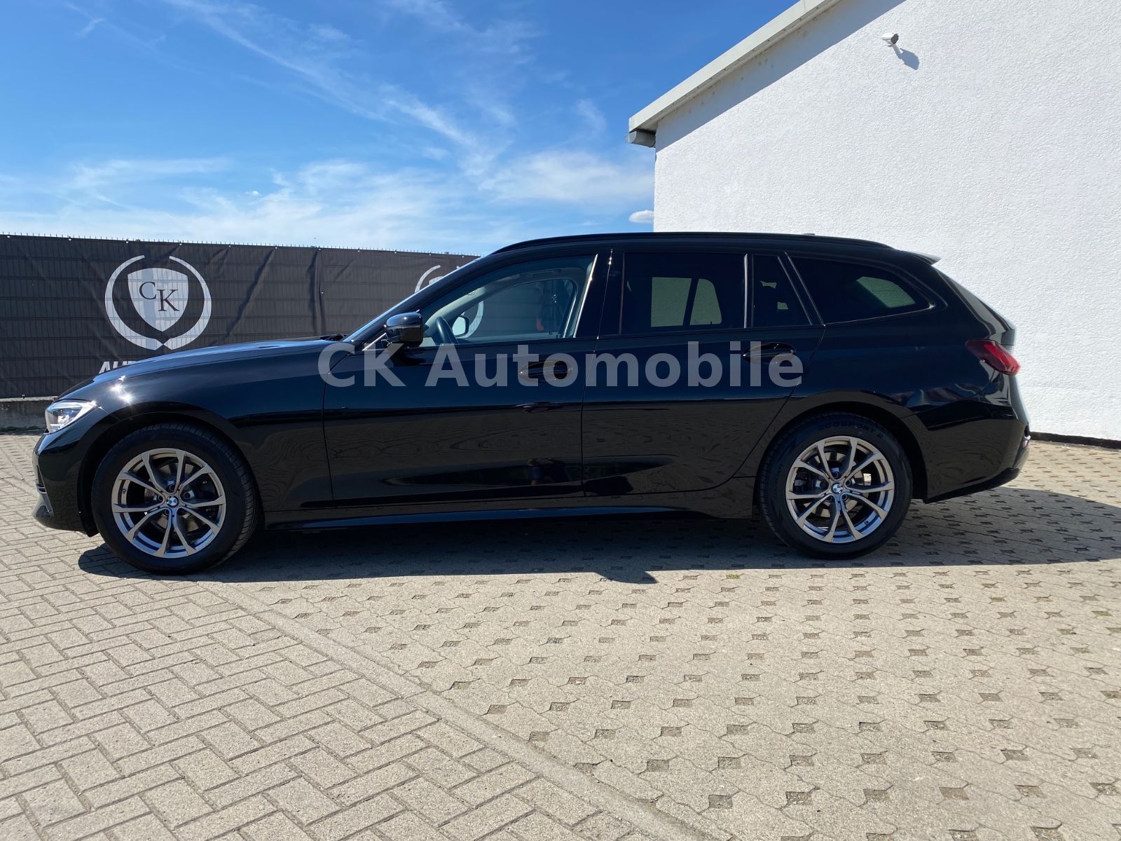 Fahrzeugabbildung BMW 320d xDrive Touring Sport-Line/Laser/Pano/Kamera