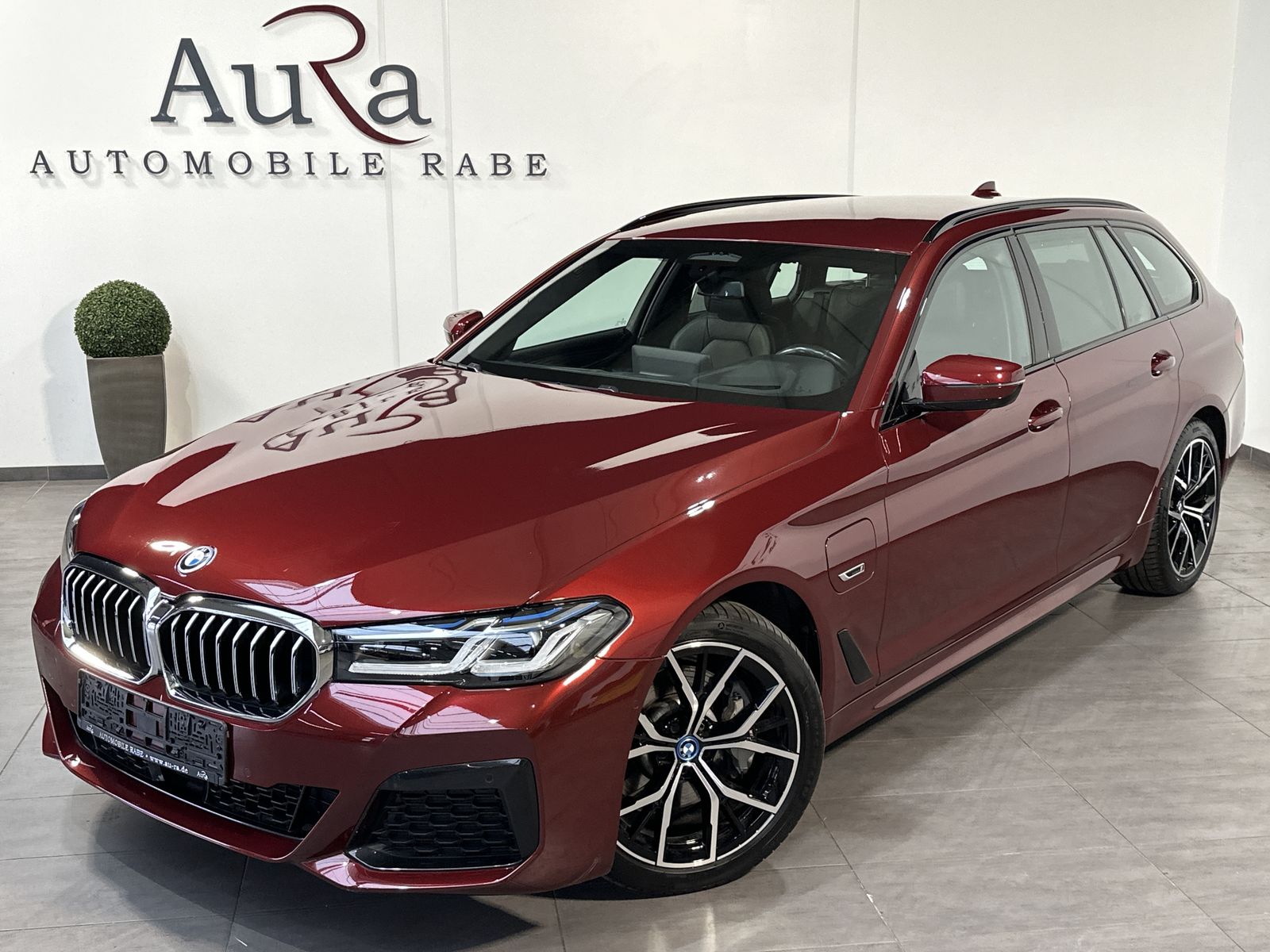 Fahrzeugabbildung BMW 530e Touring xDrive M-Sport NAV+LED+AHK+HEAD-UP