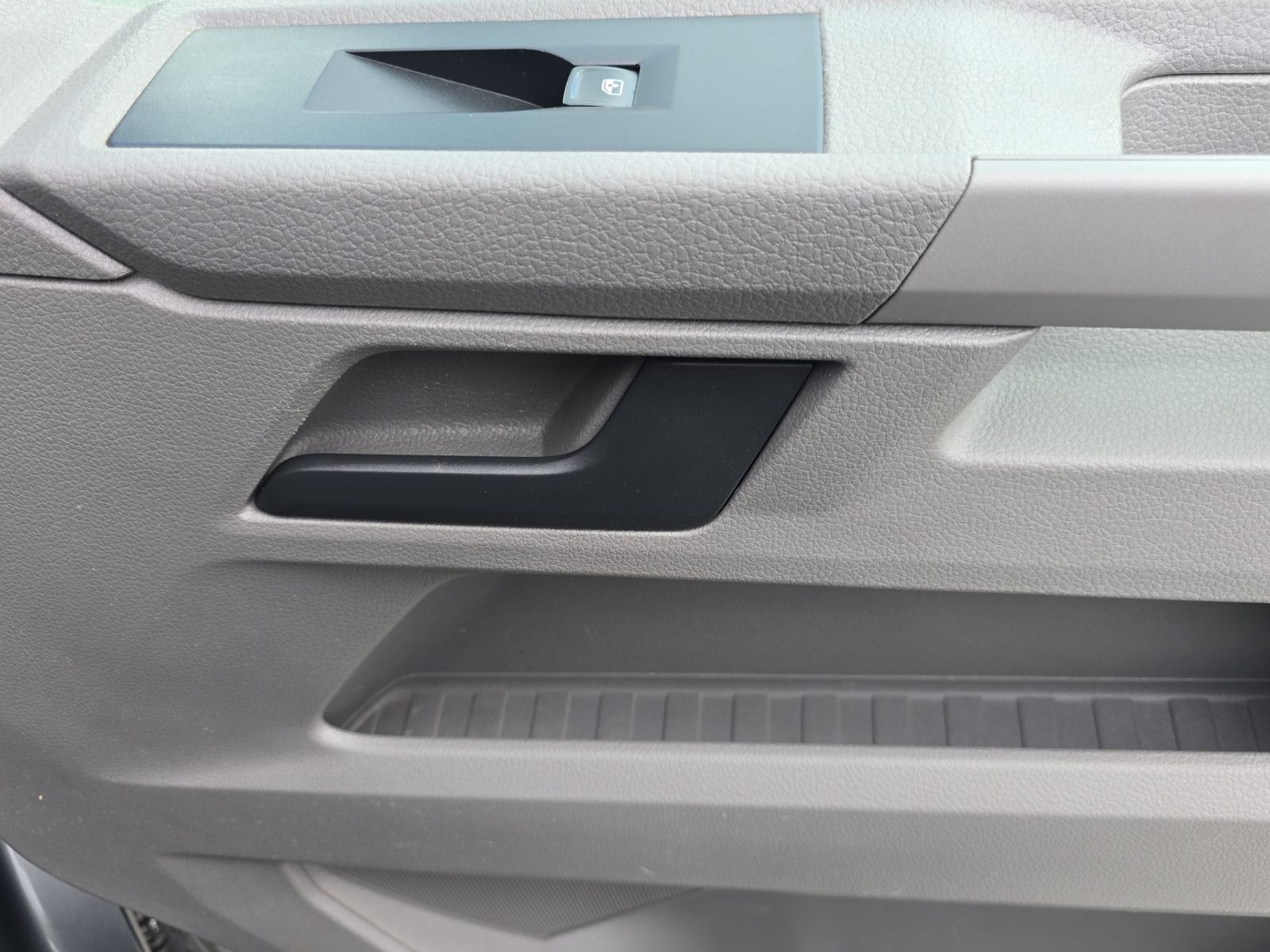 Fahrzeugabbildung Volkswagen T6 Transporter Kombi Langer Radstand 9 Sitzer