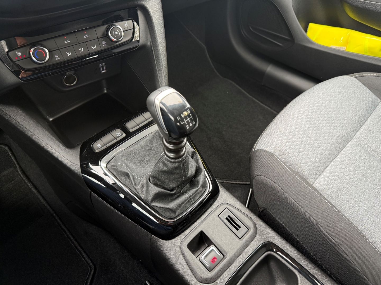 Fahrzeugabbildung Opel Corsa F Edition mit Tech+Winter+Komfort-Paket