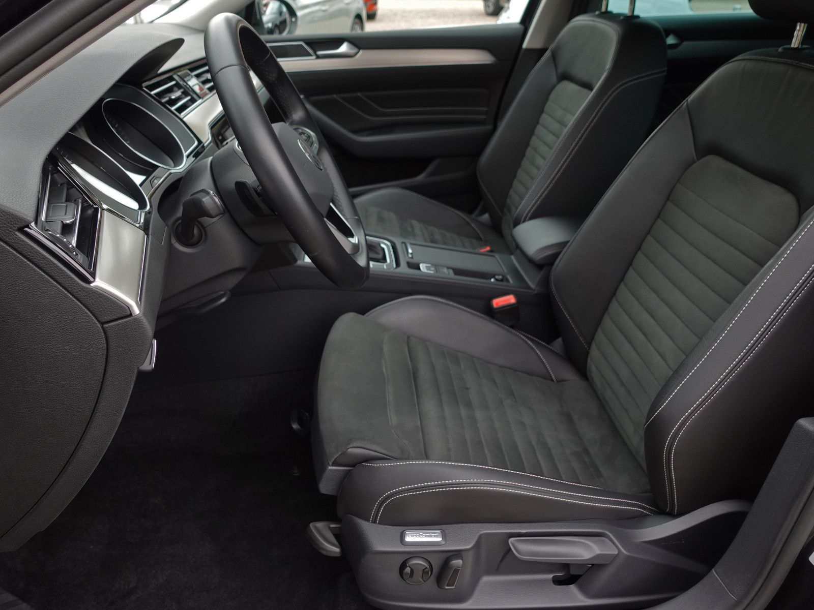 Fahrzeugabbildung Volkswagen Passat Variant 2.0 TDI DSG Elegance IQ-Light AHK