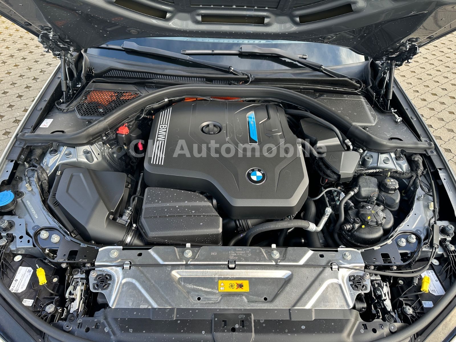 Fahrzeugabbildung BMW 330e Touring M-Sport/Navi/Head-Up/LED/Kam/AHK