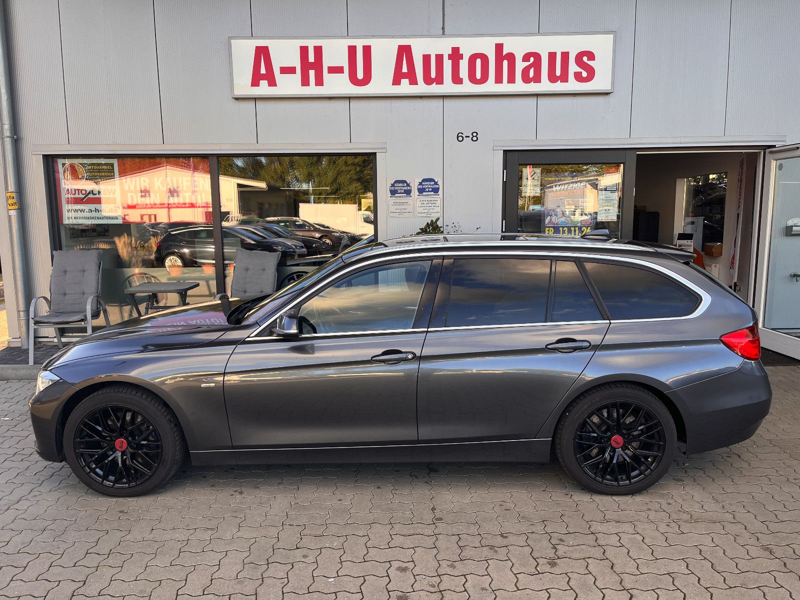 Fahrzeugabbildung BMW 330 Touring 330 d xDrive Automatik/ Panorama