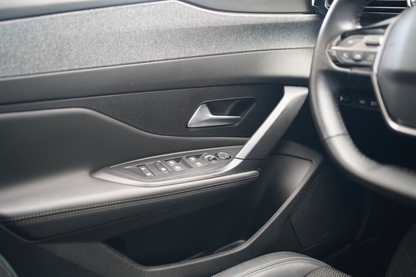 Fahrzeugabbildung Peugeot 308 SW Plug In Hybrid 180 Allure Automatik Navi