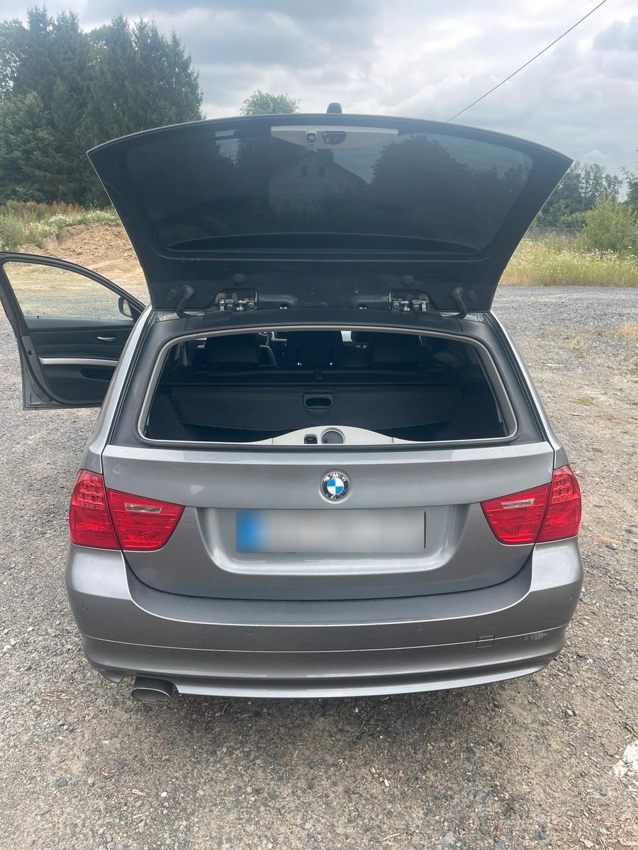 BMW 320 2010 — photo 14