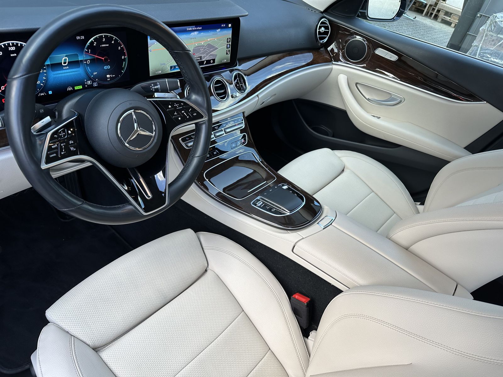 Fahrzeugabbildung Mercedes-Benz E 300de T 4Matic Avantgarde NAV+LED+AHK+DISTRONI