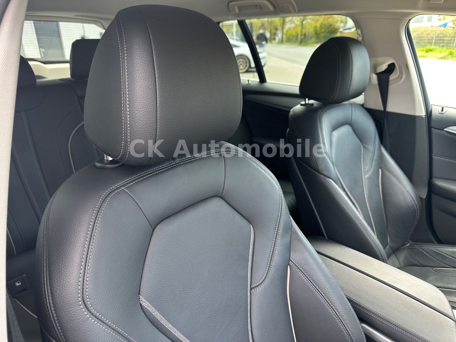 Fahrzeugabbildung BMW 520d Touring/Navi/Leder/Head-Up/Kamera/LED/ACC
