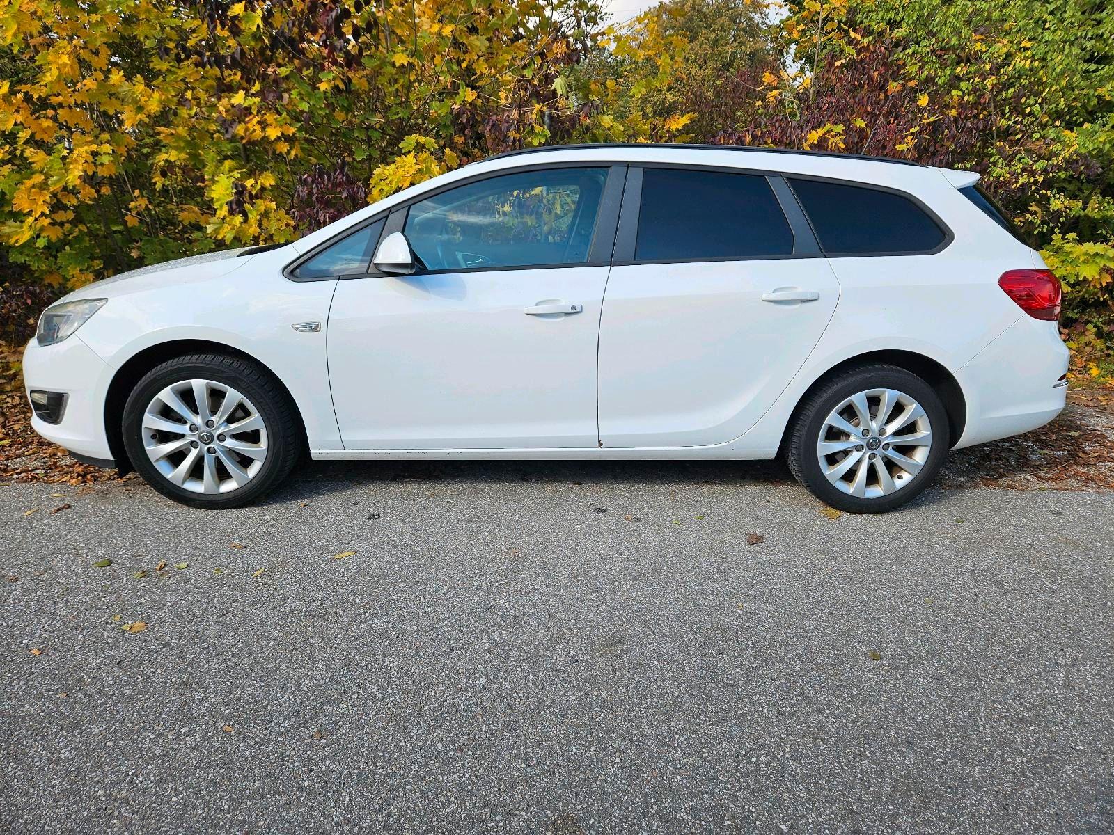 Opel Astra 2013 — interior