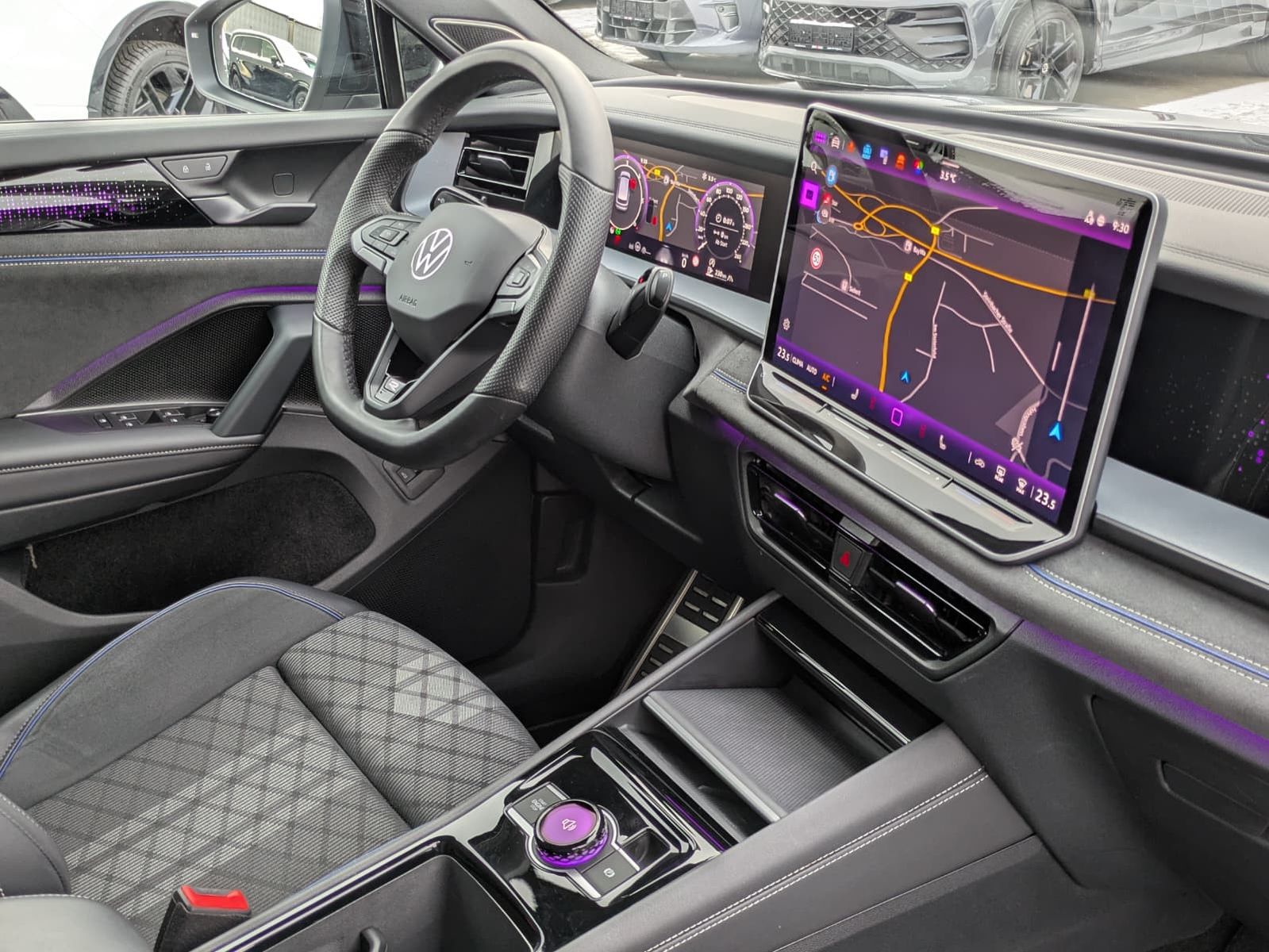 Fahrzeugabbildung Volkswagen Tayron 2.0 TDI 4M R-Line BLACK*7Si*MATRIX*PANO