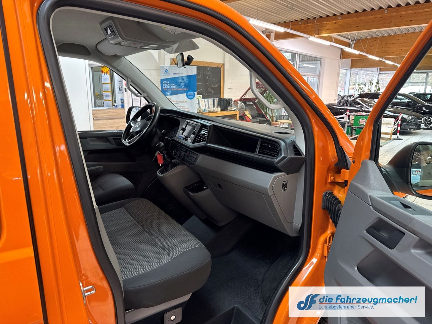 Fahrzeugabbildung Volkswagen Transporter T6.1 Kombi lang FWD DAB Notbremsass