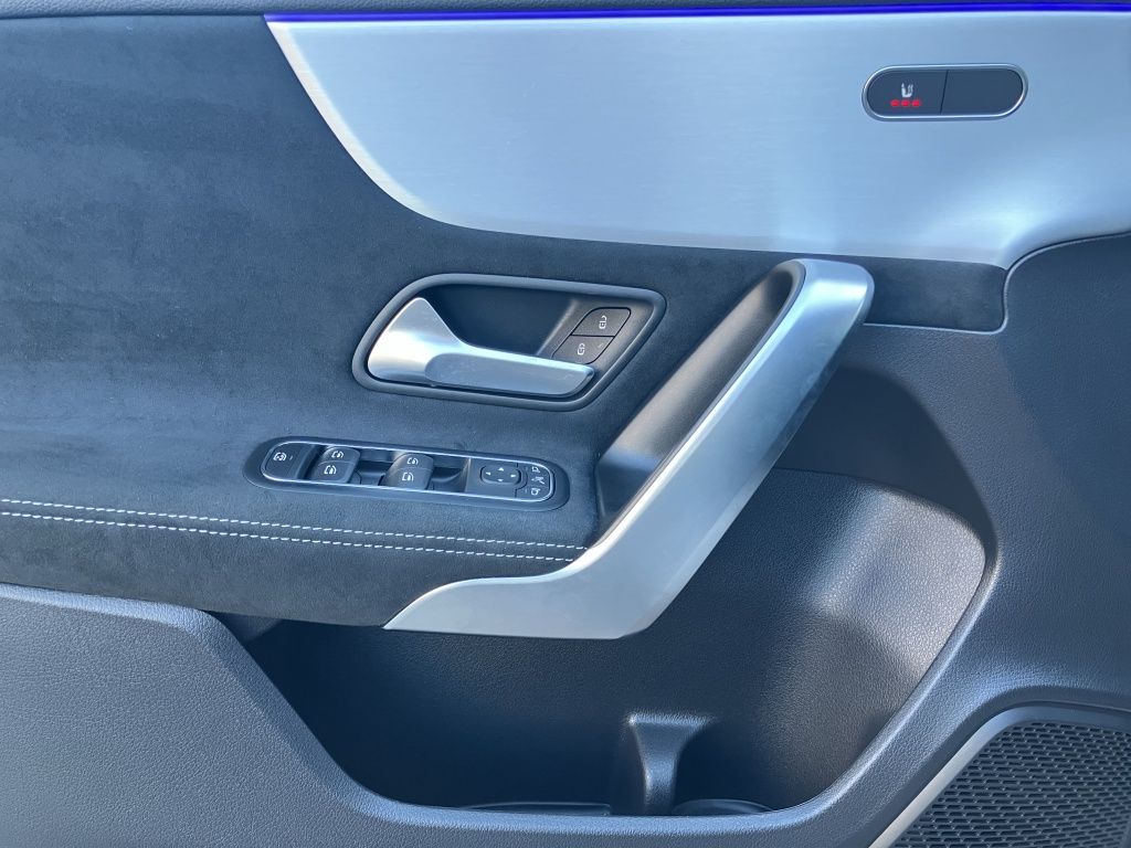 Fahrzeugabbildung Mercedes-Benz A 200 AMG*NIGHT*DISTR*19ZOLL*KAM*MULTIB*NAVI