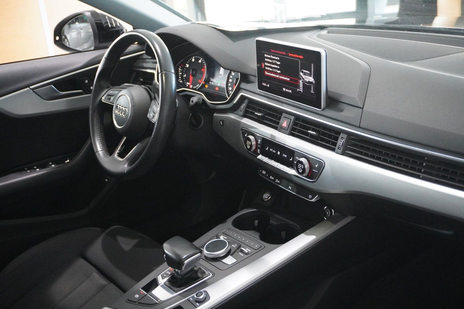 Fahrzeugabbildung Audi A4 Avant 35 TDI S-LINE SPORT NAVI/LED/KAMERA/DAB