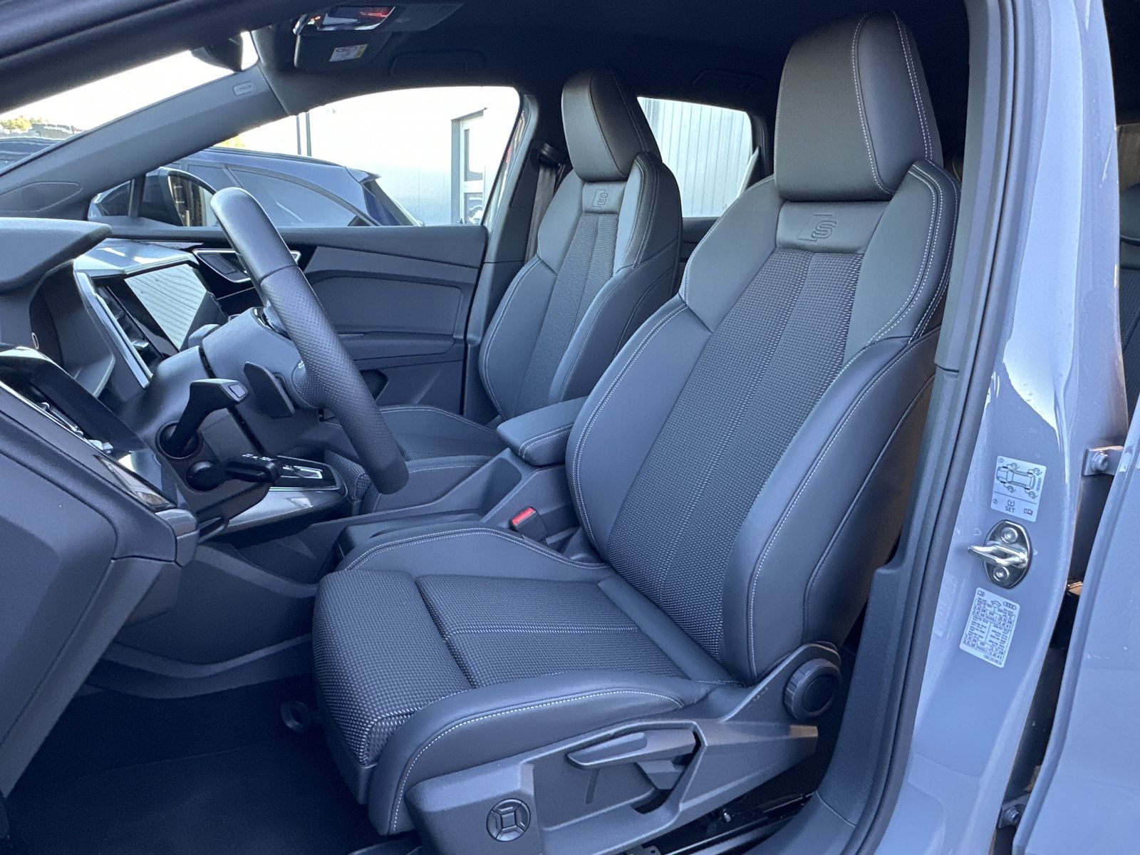 Fahrzeugabbildung Audi Q4 e-tron 35 S-Line Black NAV+LED+20ZO+V-COCKPIT