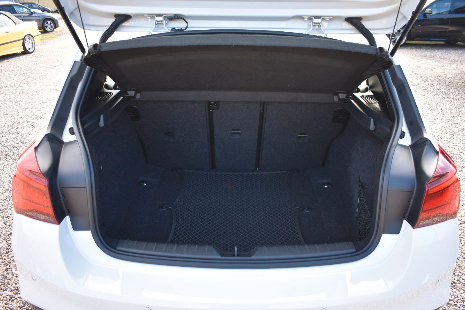 Fahrzeugabbildung BMW 118i Lim. Edition M Sport Shadow Navi Leder LED