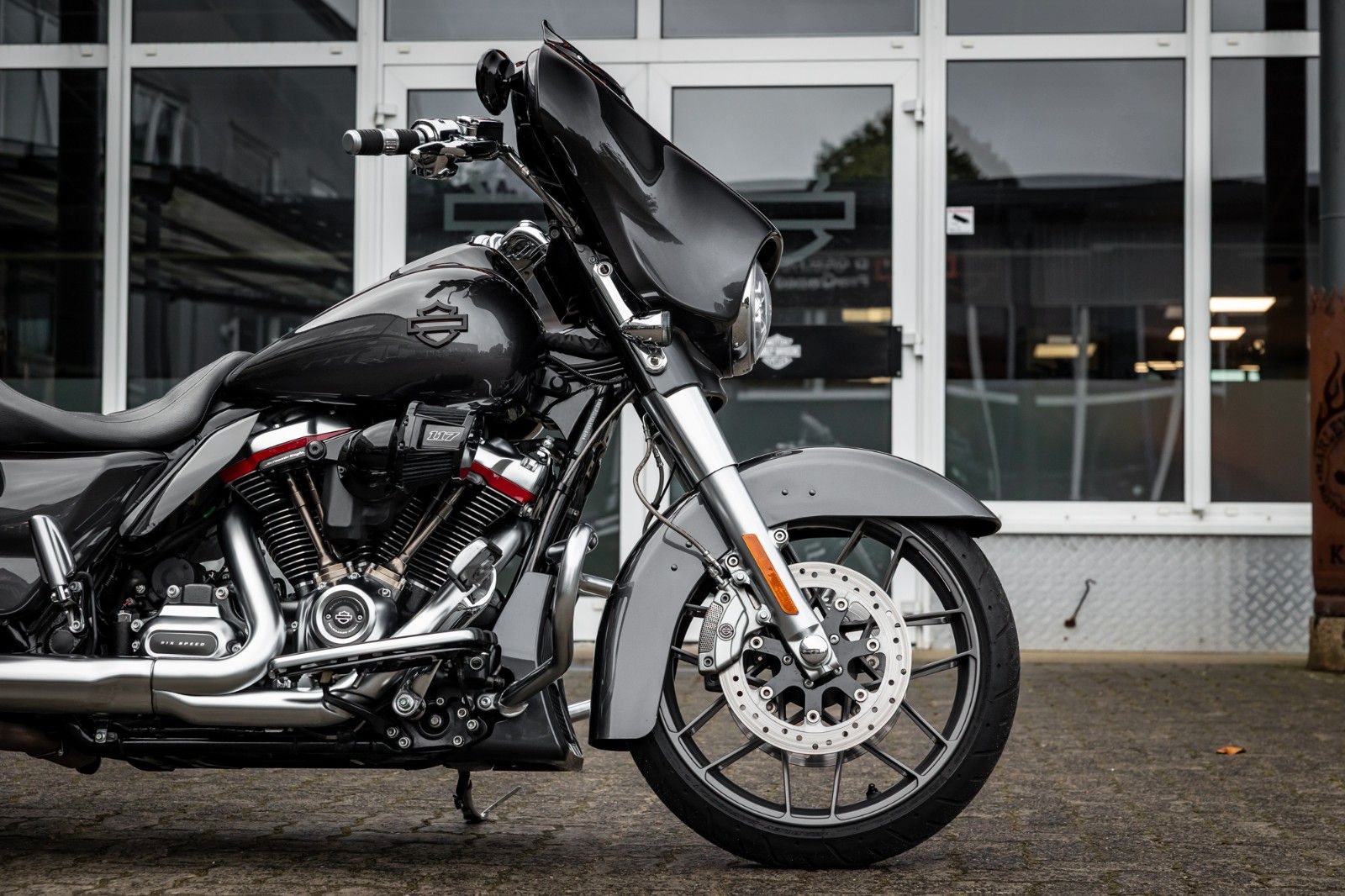 Fahrzeugabbildung Harley-Davidson FLHXSE CVO Street Glide 117 Cui - JEKILL & HYDE