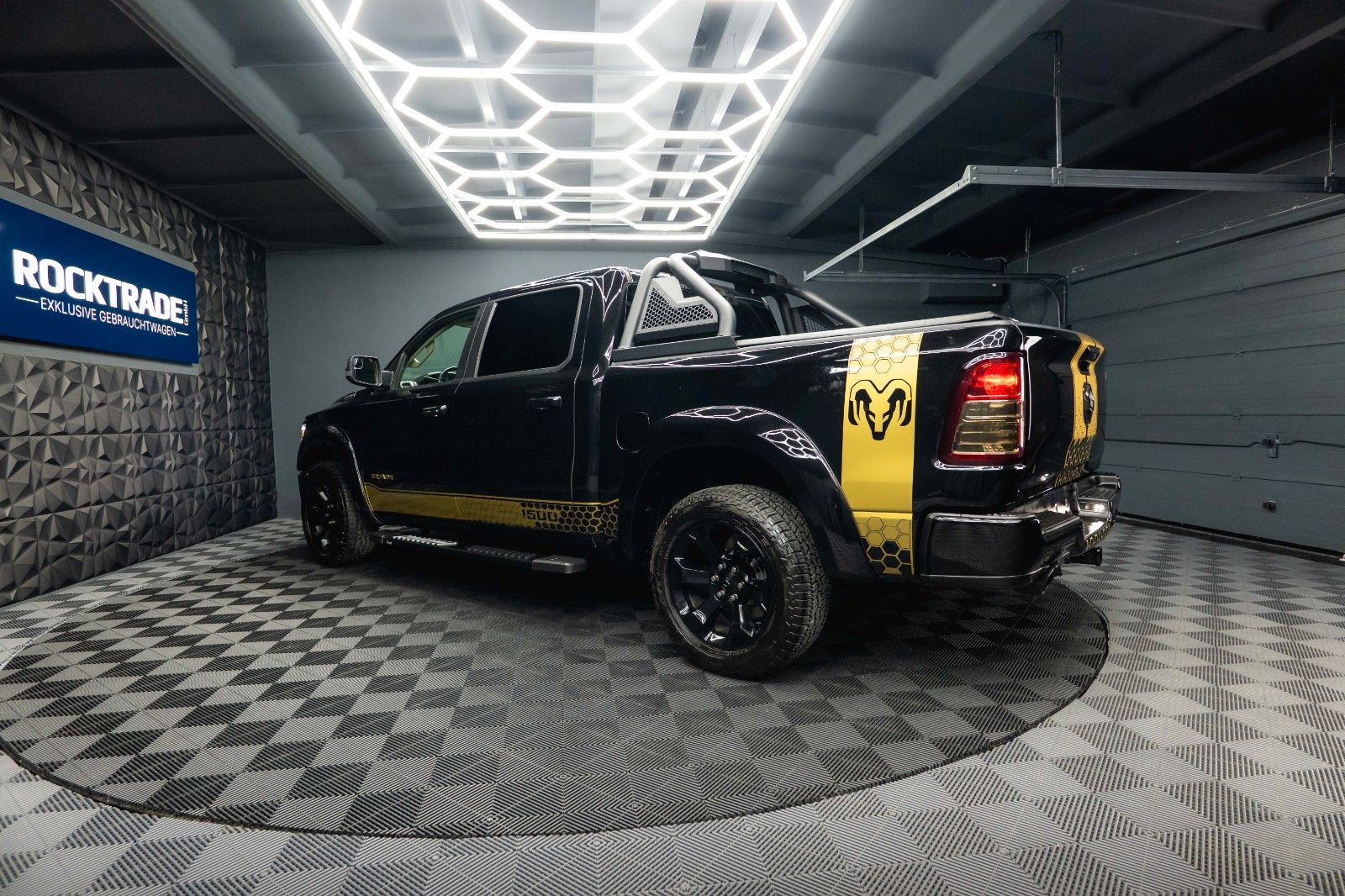Fahrzeugabbildung Dodge RAM 5.7 V8 HEMI 4x4 OFFROAD Night GOLD EDITION