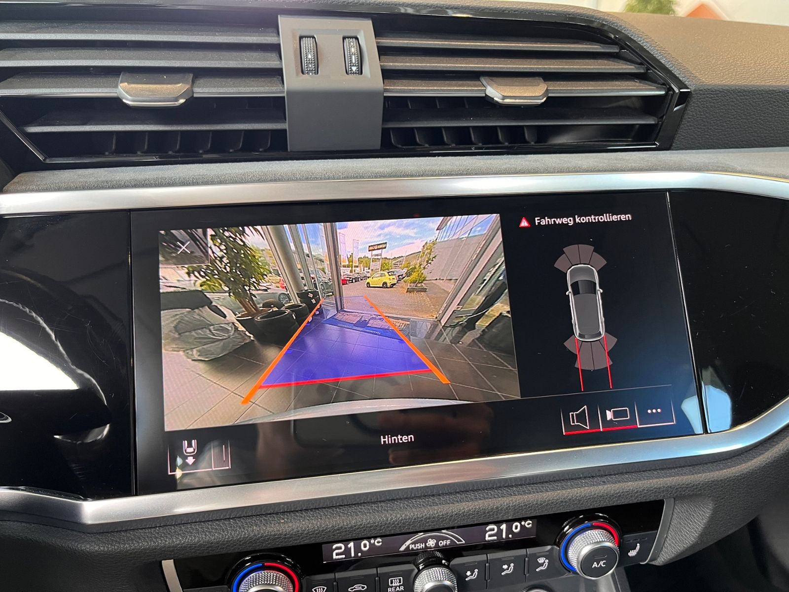 Fahrzeugabbildung Audi Q3 40 TFSI quattro advanced PANO AHK LED