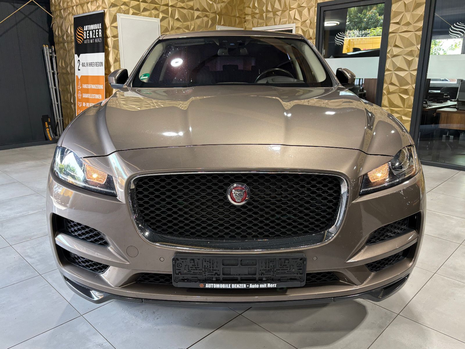 Fahrzeugabbildung Jaguar F-PACE Pure AWD/HEAD-UP/NAVI/PDC/SOUNDSYSTEM