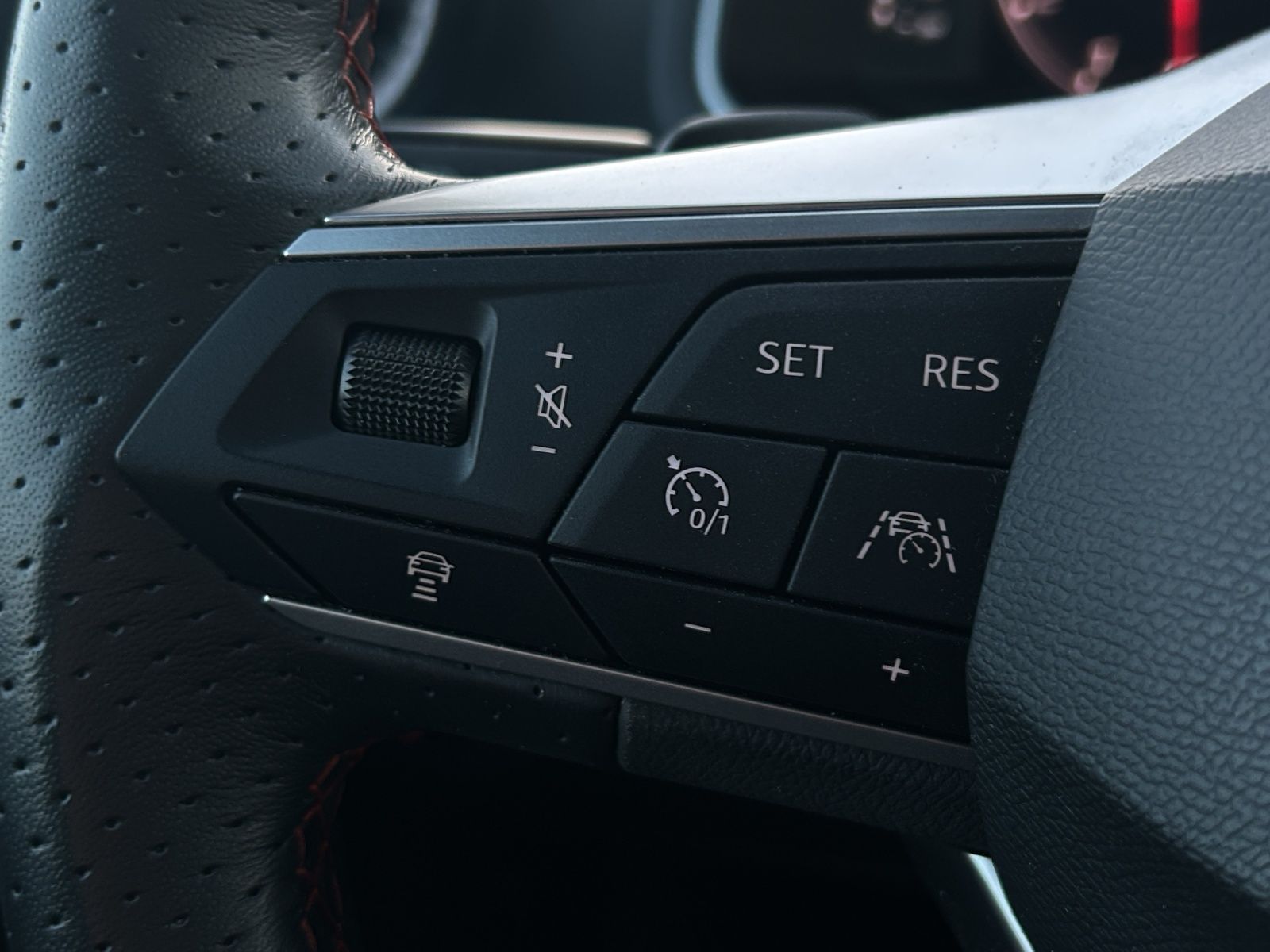 Fahrzeugabbildung SEAT Arona TSI FR-Line DSG LED Navi AID ACC RFK SH LM