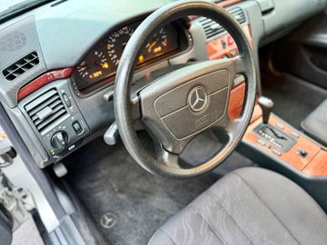 Mercedes E 230 - 11