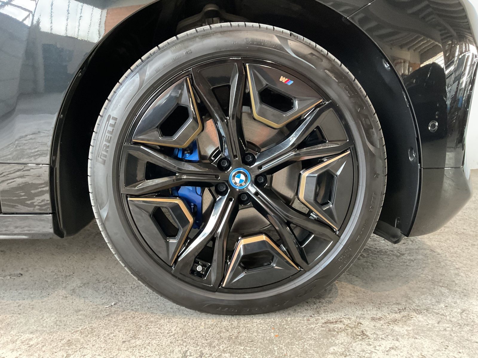 Fahrzeugabbildung BMW iX M60 B&W Surround Aktivlenkung Pano.Dach