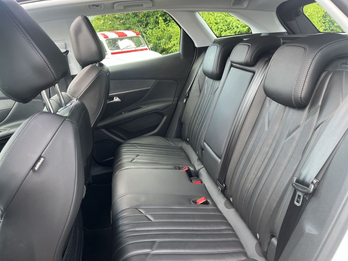 Fahrzeugabbildung Peugeot 3008 Allure BlueHDi 130 EAT8 AHK El. Pano Navi