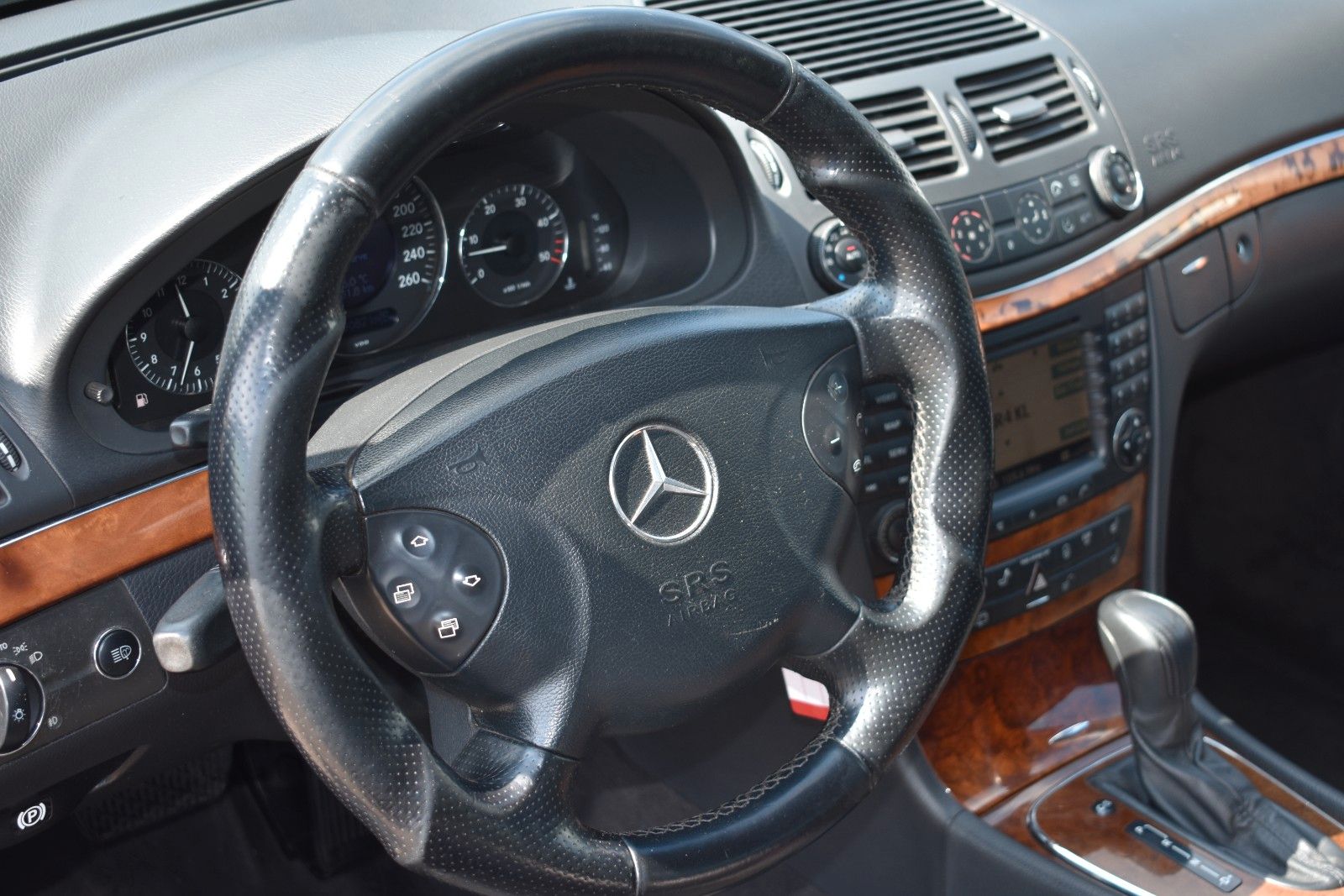 Fahrzeugabbildung Mercedes-Benz E 320 CDI T ELEGANCE Airmatic AHK Navi Leder Sit