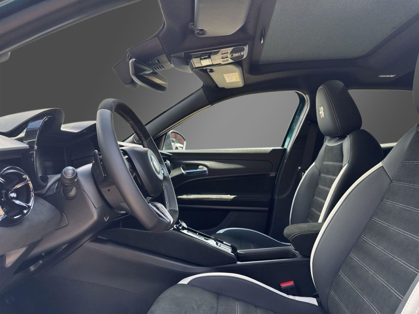 Fahrzeugabbildung Alfa Romeo Junior Ibrida Sport Speciale 1,2 VGT 107kW MY26
