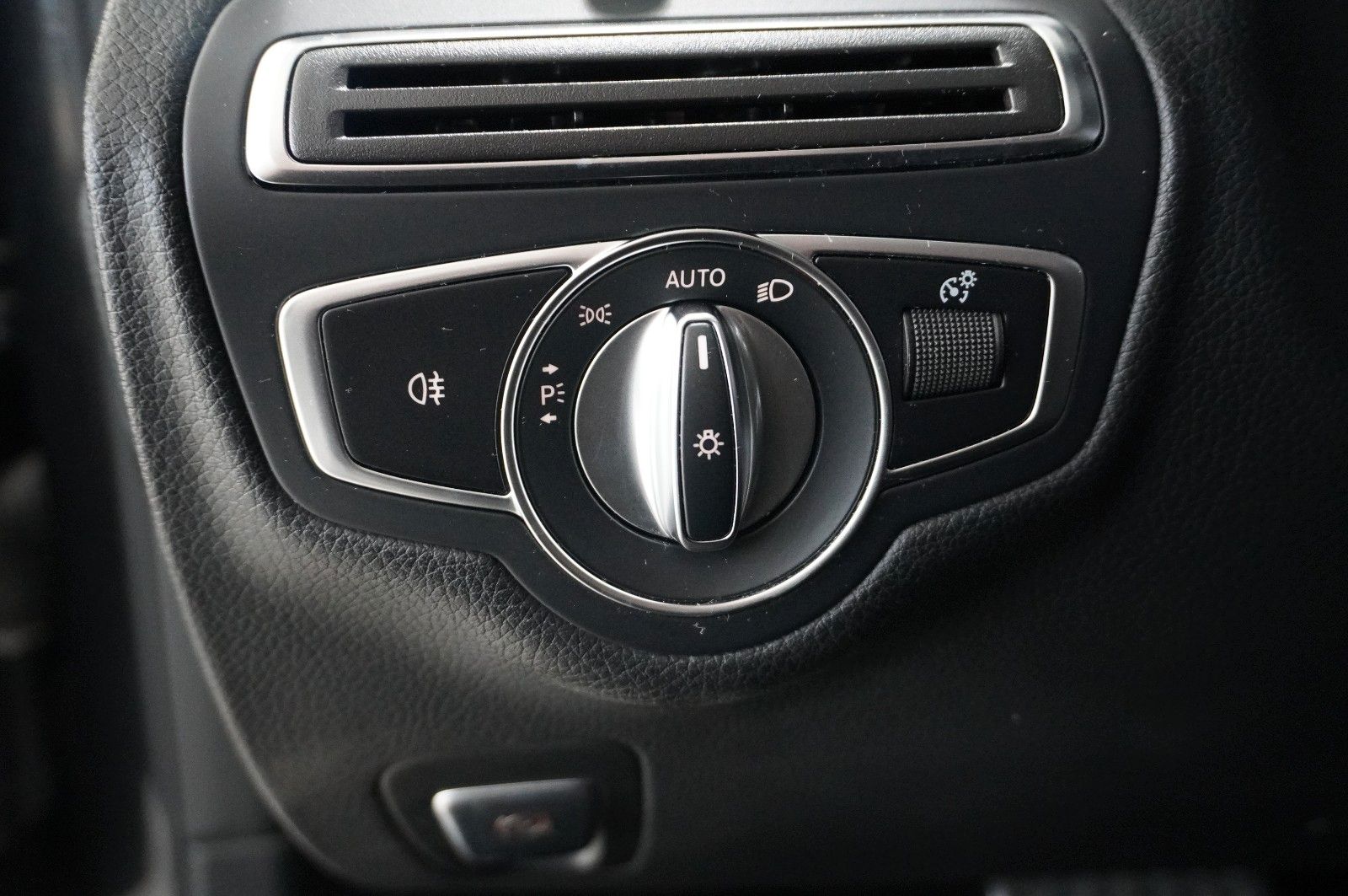 Fahrzeugabbildung Mercedes-Benz C 220 T AMG LINE 4MATIC 9G NAVI/LED/SPORT/BURME.