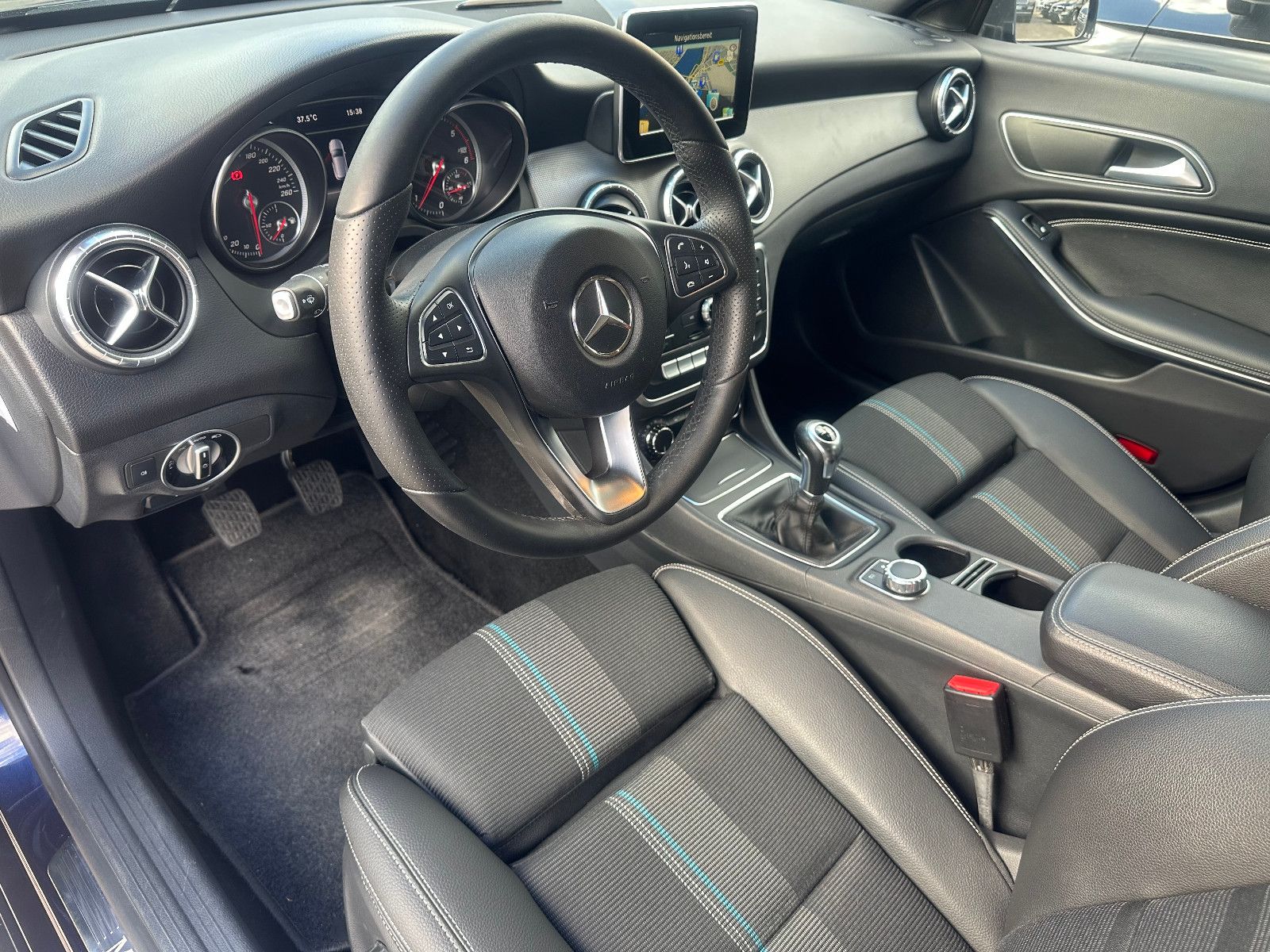 Fahrzeugabbildung Mercedes-Benz CLA 200 d SHOOTING BRAKE*18`LM+SPORT+LED*