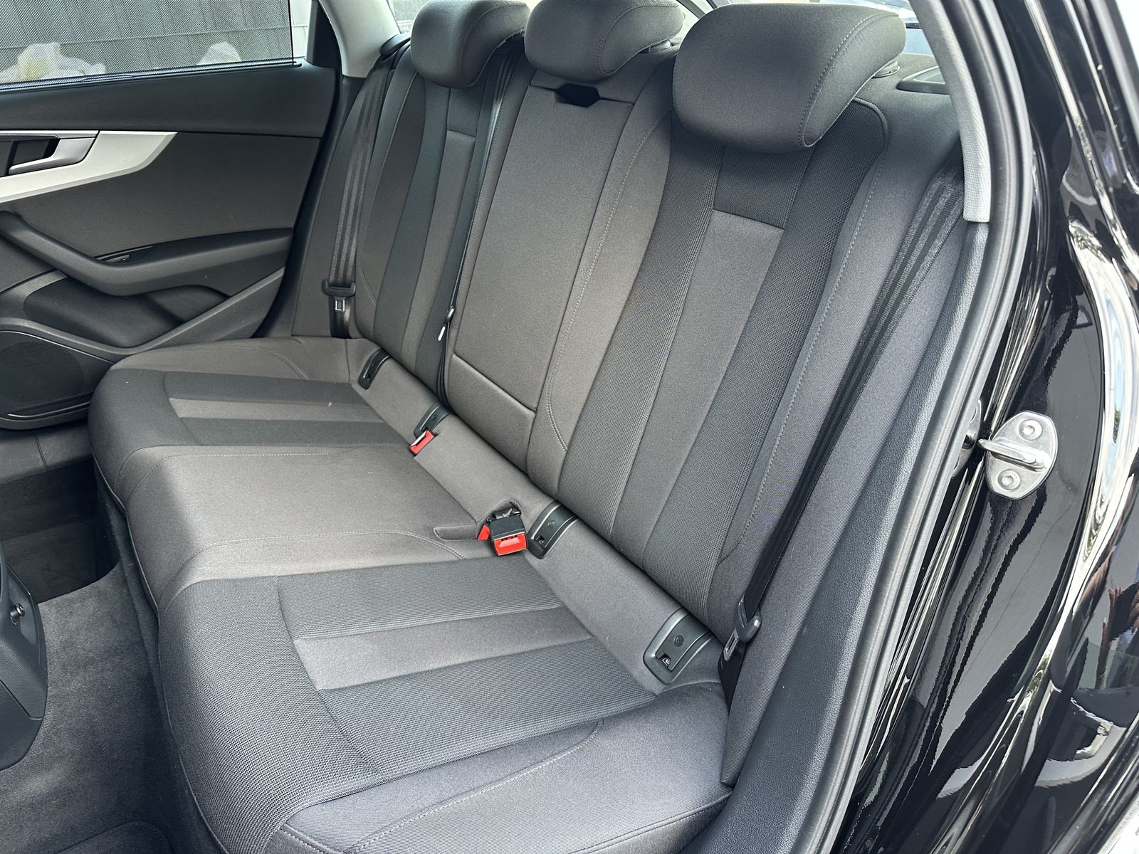 Fahrzeugabbildung Audi A4 Avant 45 TFSI Quattro Advanced NAV+LED+AHK+VC