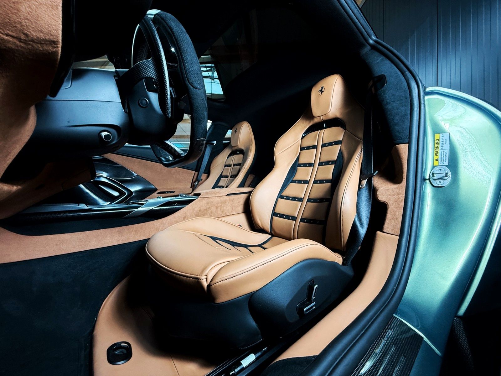 Fahrzeugabbildung Ferrari 12Cilindri + Cabon + Lift + Verde Minerale Metal