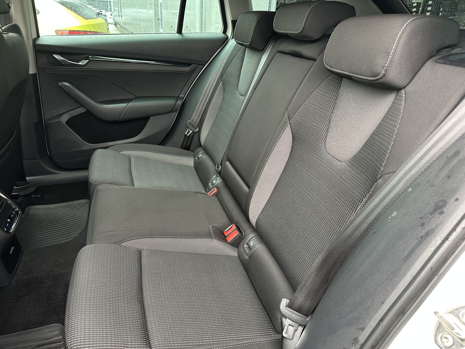 Fahrzeugabbildung SKODA Octavia Combi 2.0 TDI DSG Ambition NAV+LED+AHK