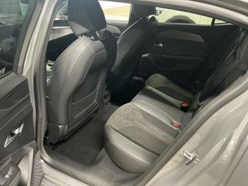 Peugeot 408 - 8