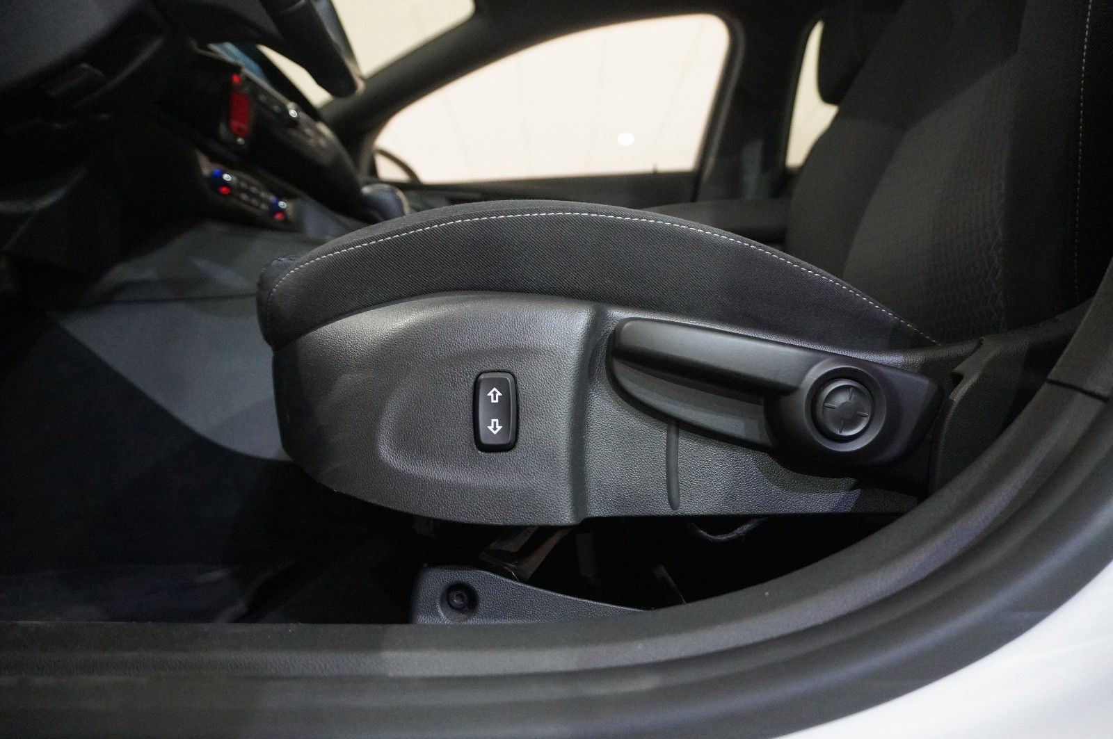 Fahrzeugabbildung Opel Insignia B ST 2.0T BUSINESS NAVI/LED/KAMERA/DAB+