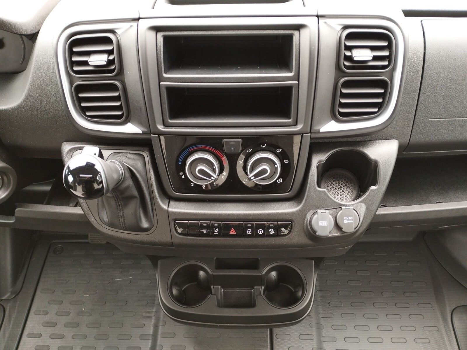 Fahrzeugabbildung Sunlight Adventure T 67 Automatik, Dörr Edition, TV