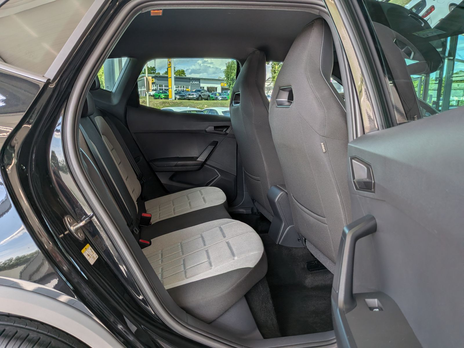 Fahrzeugabbildung SEAT Arona 1.5 TSI FR Black Editio ACC KAMERA LED 18"