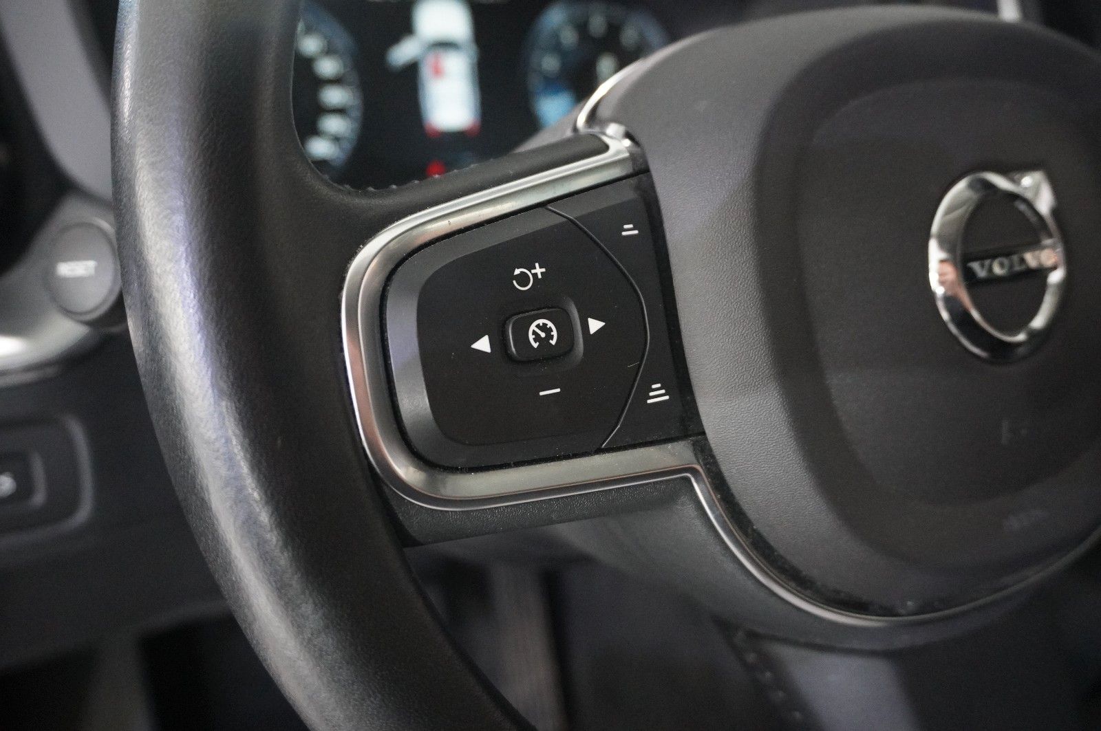 Fahrzeugabbildung Volvo XC 60 T4 MOMENTUM PRO NAVI/LED/VIRTU./SHZ/AHK