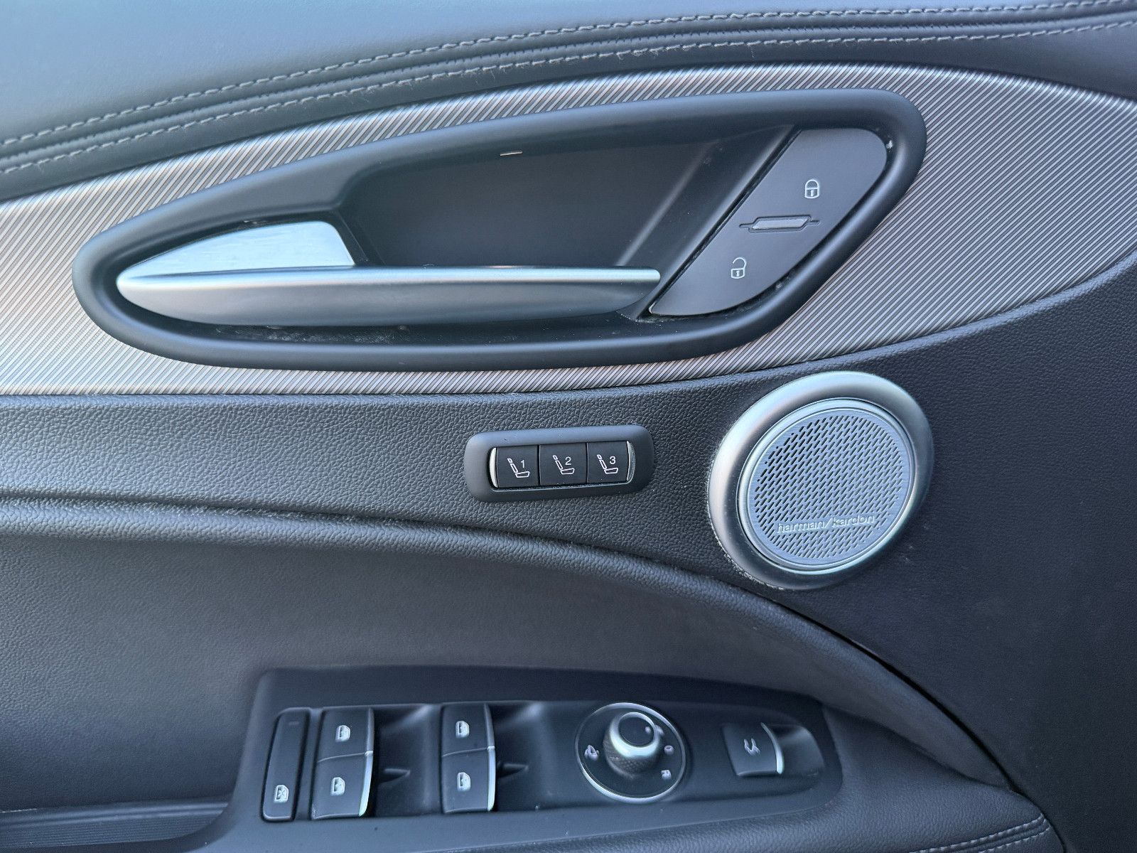 Fahrzeugabbildung Alfa Romeo Stelvio Veloce Q4/PANORAMA/H&K-SOUND/21''ZOLL