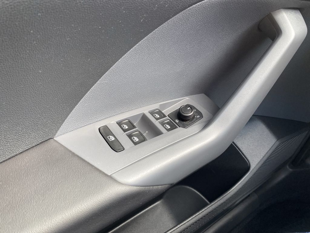 Fahrzeugabbildung Volkswagen T-Cross 1.0 TSI OPF Life *Sitzh. v*Lichtsensor*