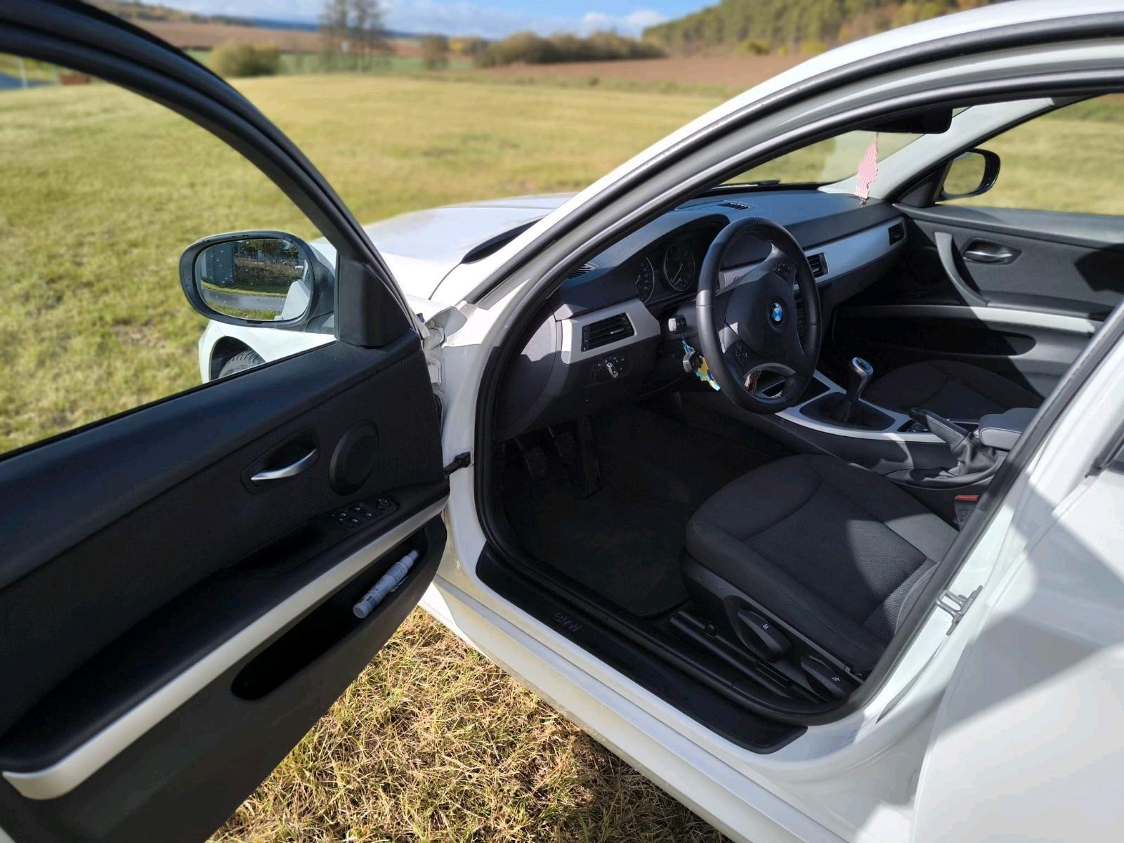BMW 318 2011 — photo 13