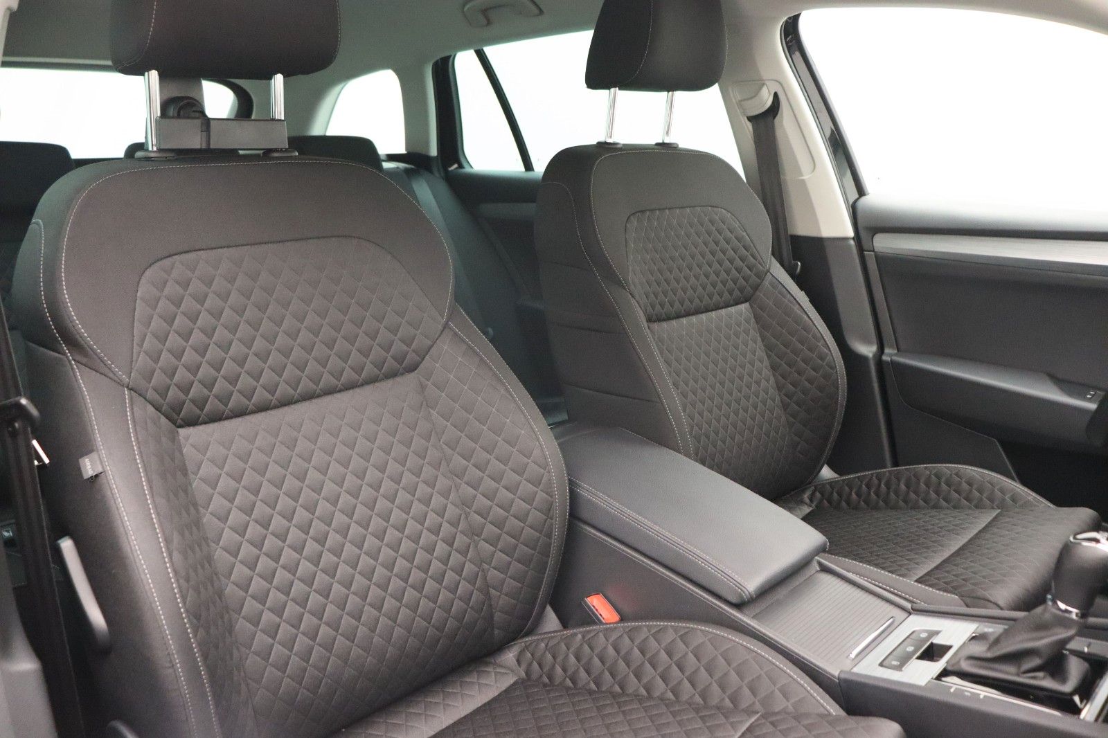 Fahrzeugabbildung SKODA Superb Combi Ambition LED ACC Navi