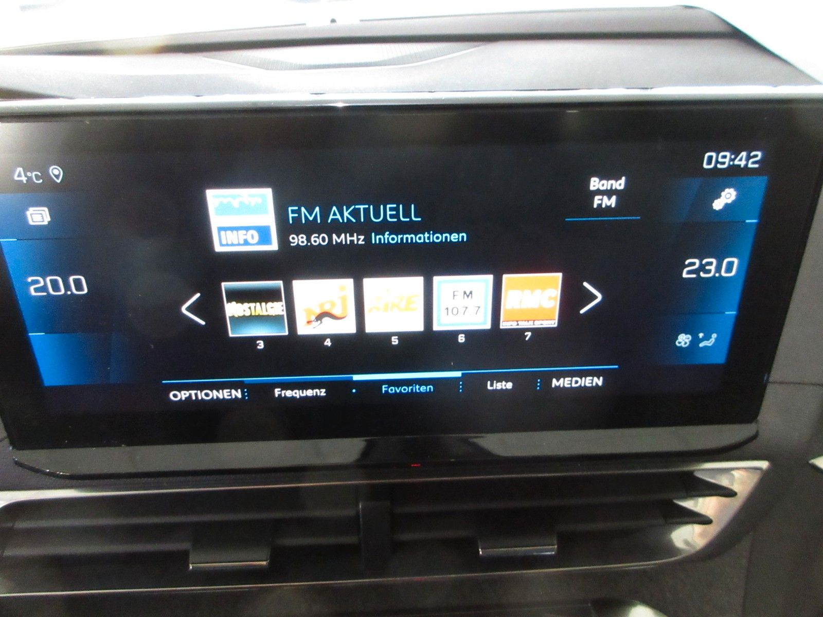 Fahrzeugabbildung Peugeot 5008 Allure 1.2T LED/NAVI/AHK/R´CAM/BLIS